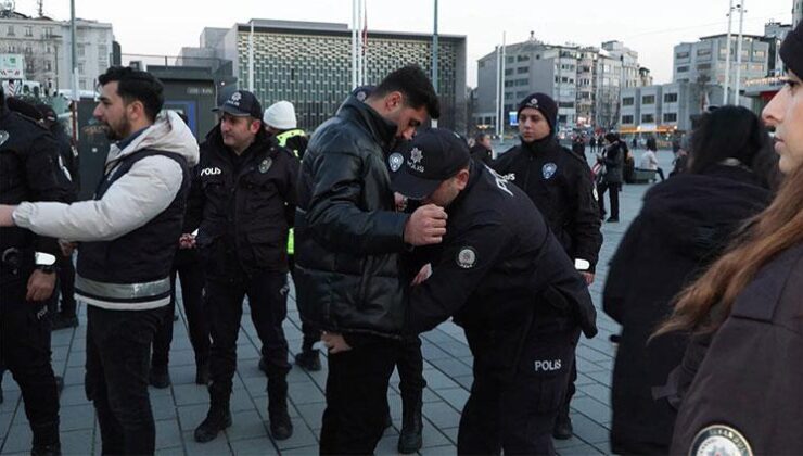 Taksim’de polis köpekleri ve atlı polislerle denetim… İstanbul Valisi Davut Gül’den denetim yapan polis ekiplerine ziyaret