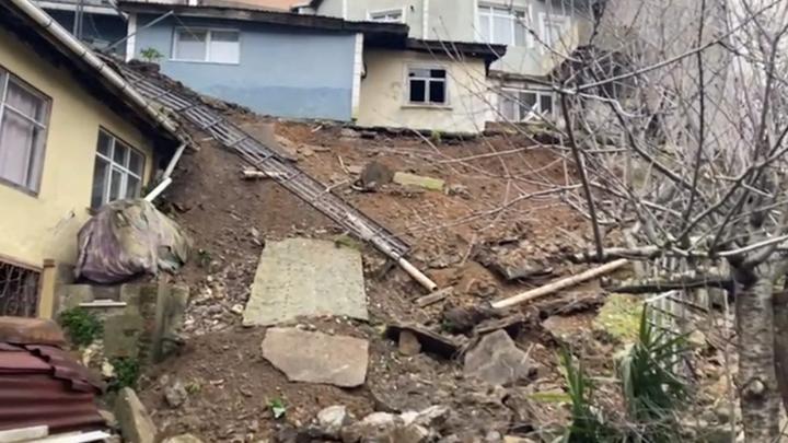 Beykoz’da istinat duvarı çöktü:  Ev tedbir amaçlı tahliye edildi