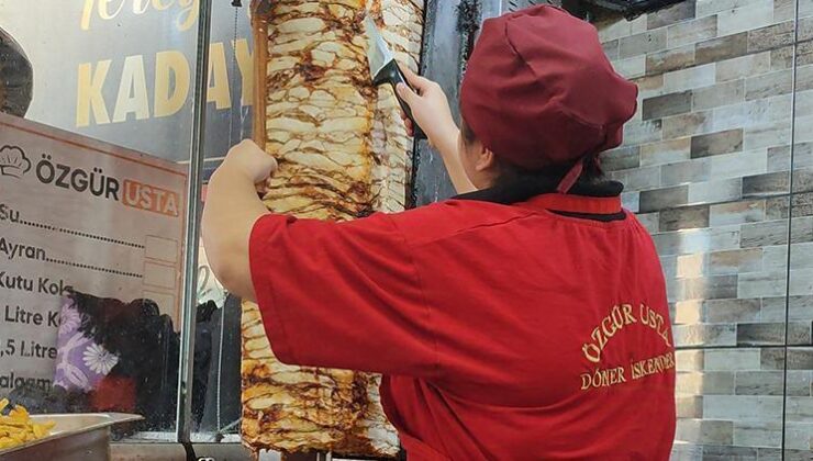 Dönerin başındaki ustayı görenler şaşkınlık yaşıyor… ‘Tuhaf tuhaf bakanlar oldu ama alıştılar’