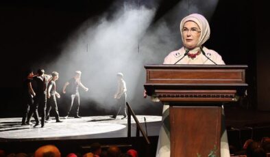 Emine Erdoğan, devlet korumasındaki çocukların tiyatro oyununu izledi