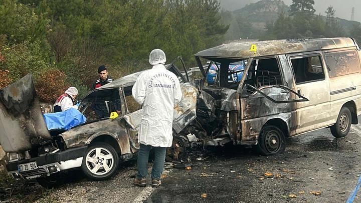 İzmir’de feci kaza! Otomobil alev aldı: 1 kişi hayatını kaybetti, 3 kişi yaralandı