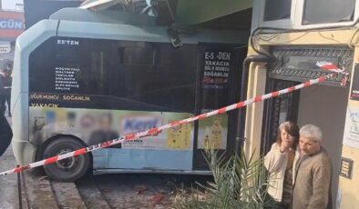 Kartal’da minibüs dükkana girdi, çok sayıda yaralı var