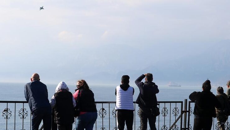 SOLOTÜRK’ten Antalya’da eğitim uçuşu: Gözler gökyüzüne çevrildi