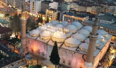 Bursa’daki tarihi Ulu Cami’ye ‘Allah iyilik yapanları sever’ yazılı mahya asıldı