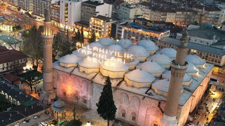 Bursa’daki tarihi Ulu Cami’ye ‘Allah iyilik yapanları sever’ yazılı mahya asıldı