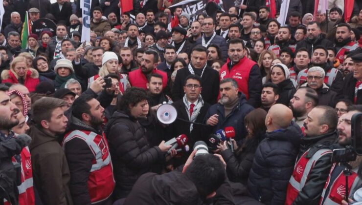 Cumhuriyet Halk Partisi üyeleri Galata Köprüsü’nde Filistin için toplandı