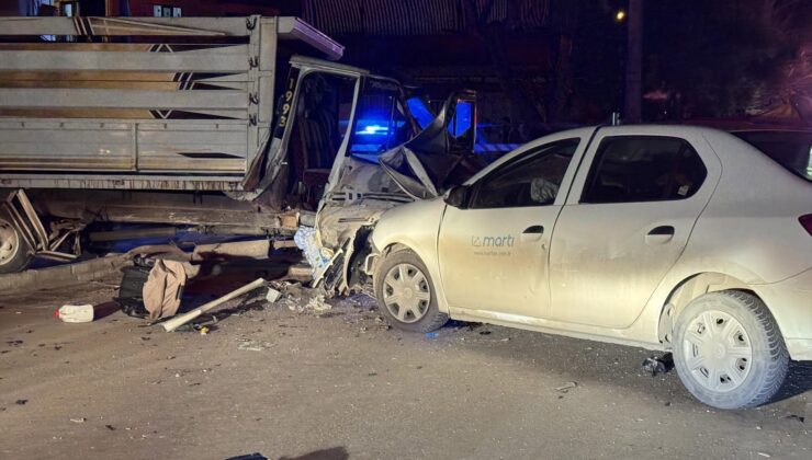 Denizli’de feci kaza: Kamyonet ile otomobilin çarpışması kamerada: 1 ölü, 4 yaralı