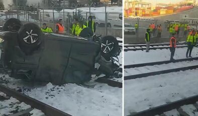 Gemiden indirilen sıfır araç kontrolden çıktı tren yoluna düştü