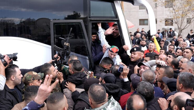 İsrail’in serbest bıraktığı Filistinli esirler Gazze Şeridi’ne ulaştı… Kassam Tugayları takas anlarını paylaştı