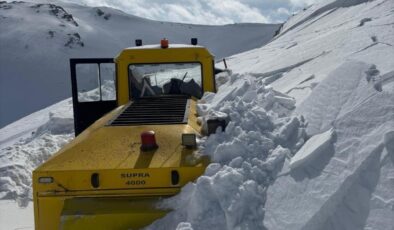 Korku dolu anlar: İş makinesinin üzerine çığ düştü, operatör son anda kurtuldu