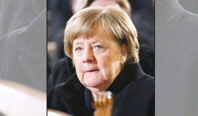 Merkel, Merz’i SMS ile tebrik etti