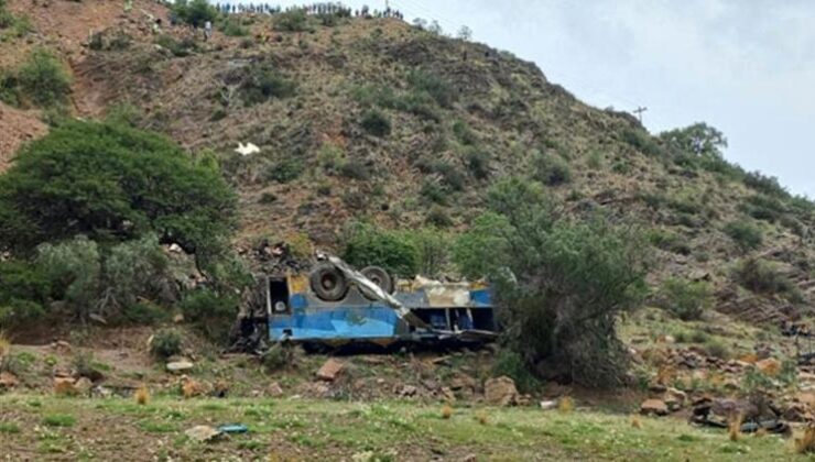 Otobüs uçuruma yuvarlandı: Korkunç kazada onlarca ölü var