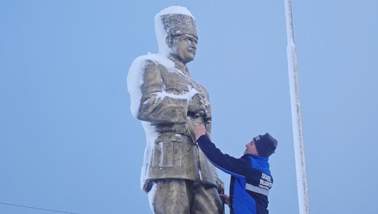 Samsun’da kalpleri ısıtan görüntü: Karla kaplı Atatürk heykelini elleriyle temizledi