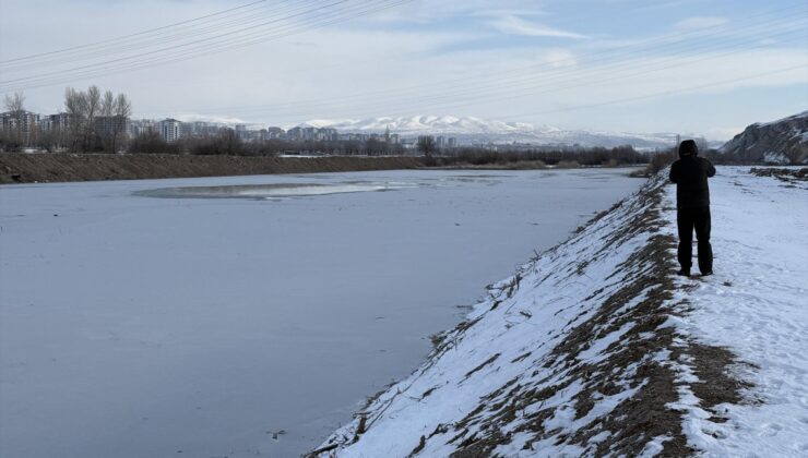 Sivas eksi 18’i gördü, Kızılırmak Nehri kısmen dondu