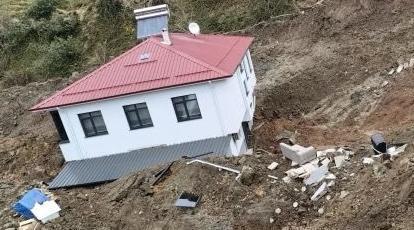 Artvin’de heyelanda 2 katlı ev metrelerce sürüklendi