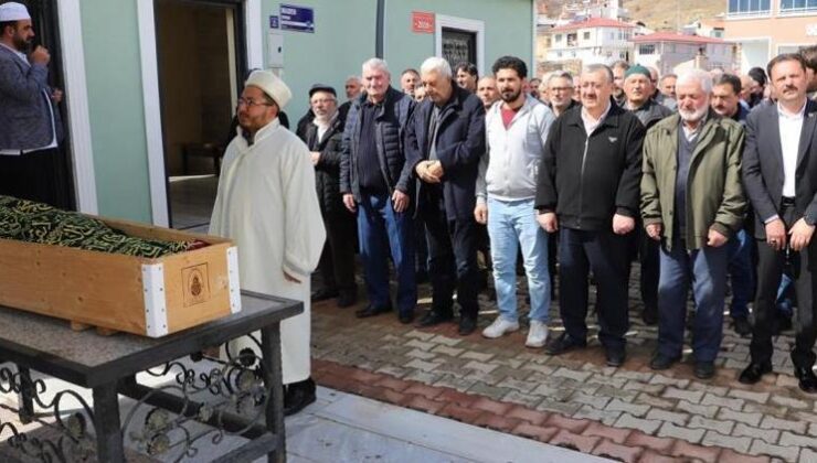 Cenazede yürek yakan ölüm: Annesinin tabutu başında yere yığıldı