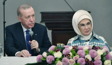 Erdoğan’dan eşi Emine Erdoğan’ın yaşlılarla iftarına sürpriz ziyaret