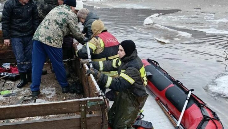 Görüntüler Rusya’dan… Buzlar eridi, yerleşim yerleri sular altında kaldı